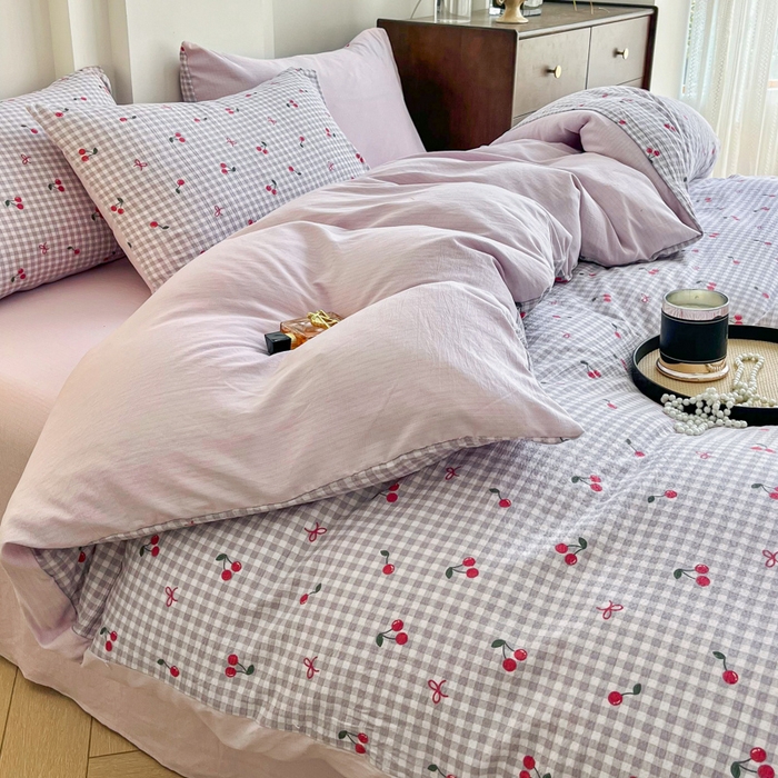 91家纺网 家纺一手货源 找家纺 优米家纺 2025新款色织双层纱木棉四件套 樱桃淡紫小格