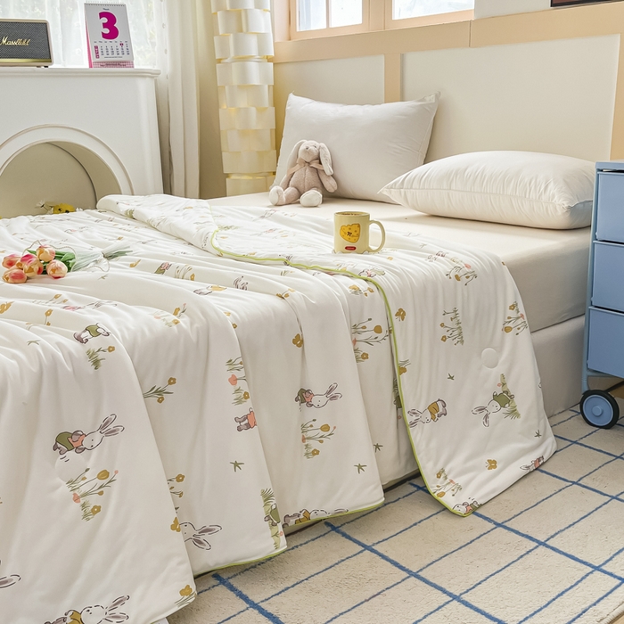 91家纺网 家纺一手货源 找家纺 龙图家纺 2025新款A类母婴针织棉夏被印花卡通凉感丝夏凉被空调被 兔子乐园