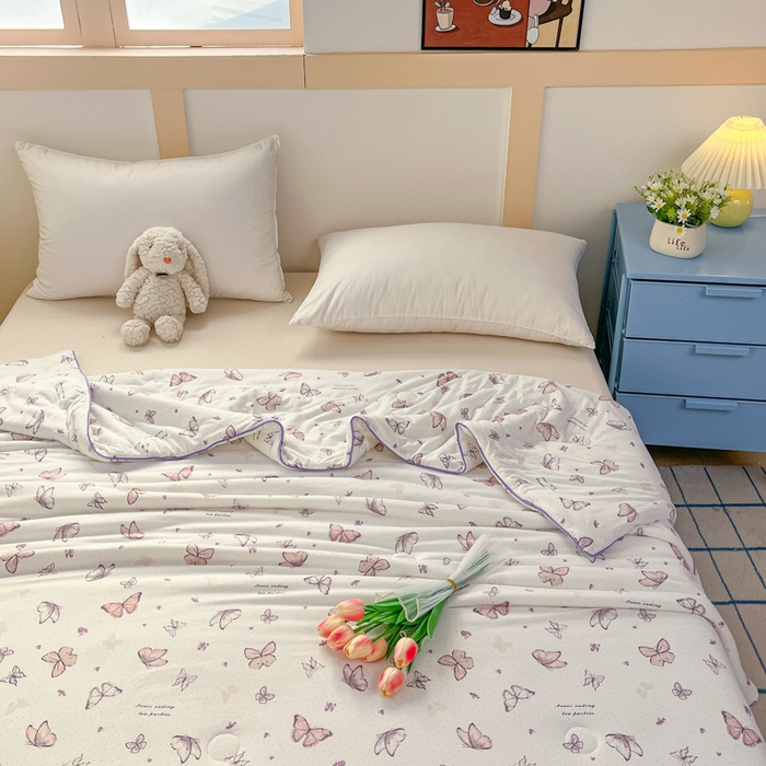 91家纺网 家纺一手货源 找家纺 龙图家纺 2025新款A类母婴针织棉夏被印花卡通凉感丝夏凉被空调被 风蝴蝶