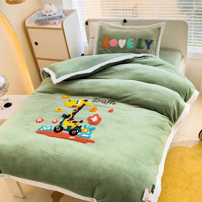 91家纺网 家纺一手货源 找家纺 梵赫 2025新款牛奶绒毛巾绣儿童幼儿园被套被芯组合 滑板长颈鹿