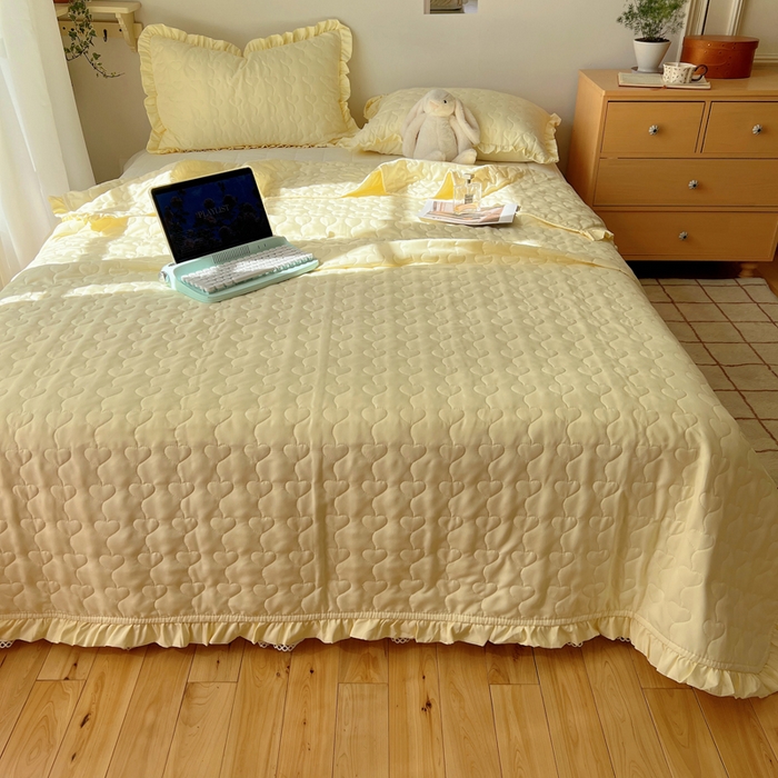 91家纺网 家纺一手货源 找家纺 六巷胡同 2025新款韩系INS博主风小爱心绗缝夏被床盖 INS小爱心-奶黄