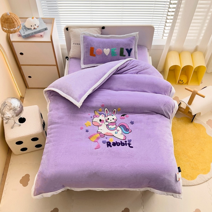 91家纺网 家纺一手货源 找家纺 梵赫 2025新款牛奶绒毛巾绣儿童幼儿园被套被芯组合 骑士兔兔