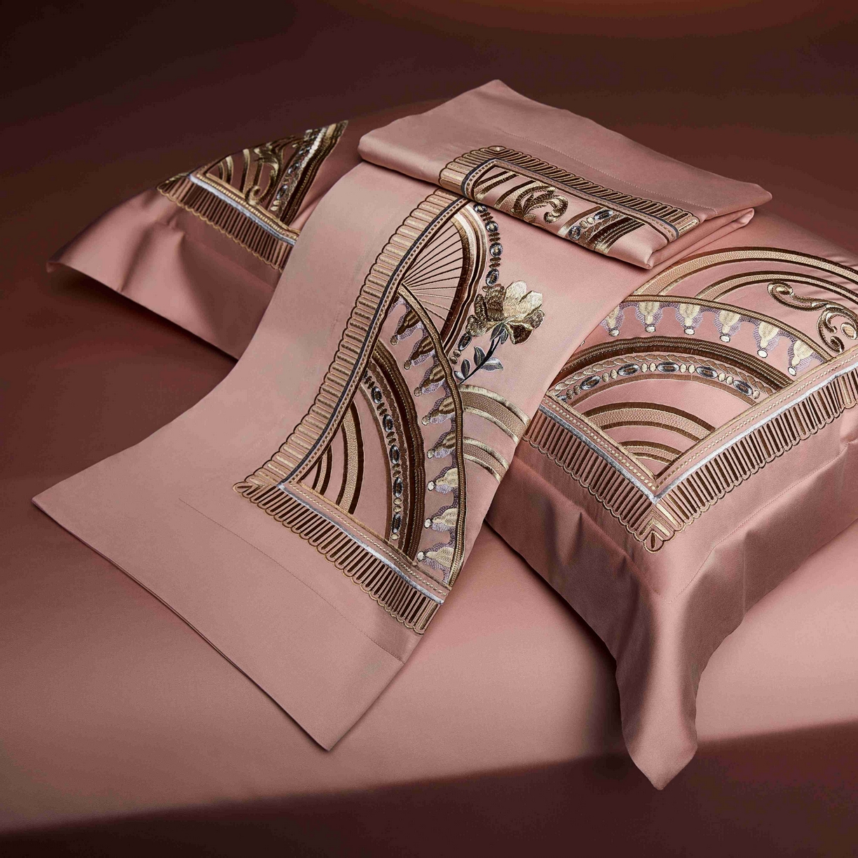 91家纺网 家纺一手货源 找家纺 2025新款高端定织面料S140长绒棉精梳棉重磅刺绣四件套巴赫系列 巴赫 玉粉