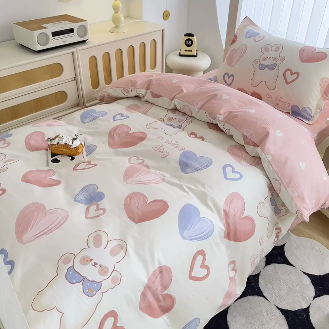 91家纺网 家纺一手货源 找家纺 卡普 2025新款爆款加厚卡通小清新全棉纯棉学生宿舍三件套床笠隔天可拿小兔可可