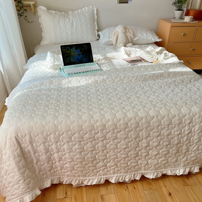 91家纺网 家纺一手货源 找家纺 六巷胡同 2025新款韩系INS博主风小爱心绗缝夏被床盖 INS小爱心-本白