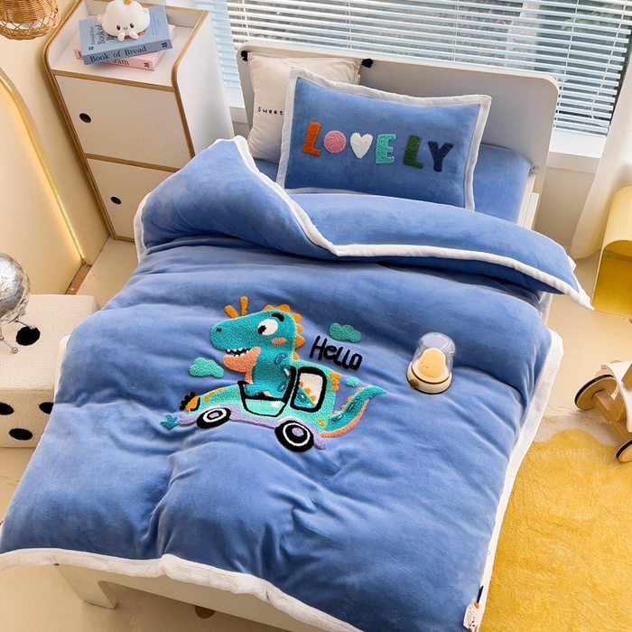 91家纺网 家纺一手货源 找家纺 梵赫 2025新款牛奶绒毛巾绣儿童幼儿园被套被芯组合 汽车霸王龙