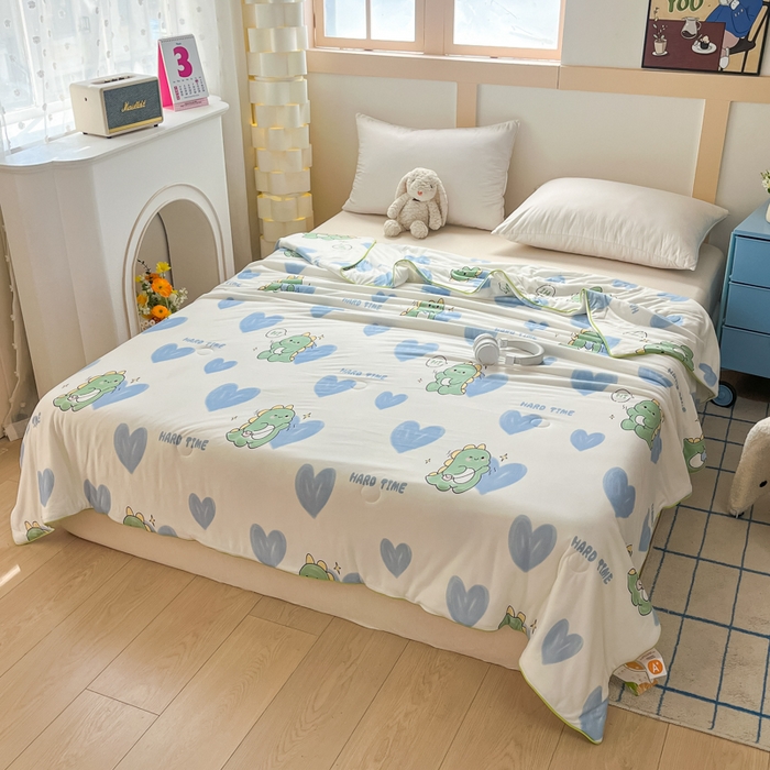 91家纺网 家纺一手货源 找家纺 龙图家纺 2025新款A类母婴针织棉夏被印花卡通凉感丝夏凉被空调被 爱心恐龙