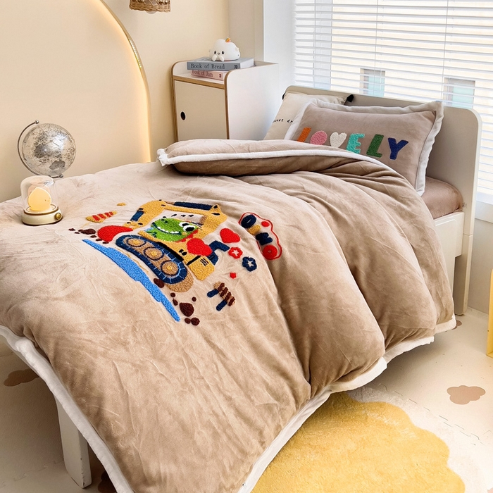 91家纺网 家纺一手货源 找家纺 梵赫 2025新款牛奶绒毛巾绣儿童幼儿园被套被芯组合 挖机小伙伴