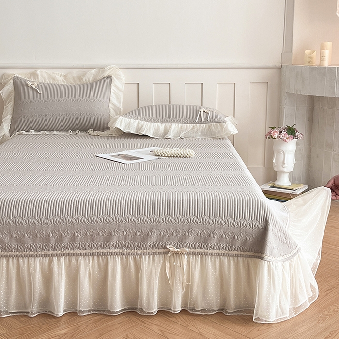 91家纺网 家纺一手货源 找家纺 蓝邻家纺 2025年新款PE提花海岛皱花边织带款凉席系列 羽希-米灰