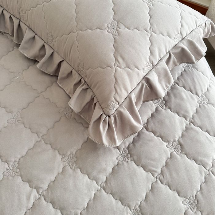 91家纺网 家纺一手货源 找家纺 2025新款蝴蝶飞飞系列 --A类亲肤棉床裙床笠二合一 灰色