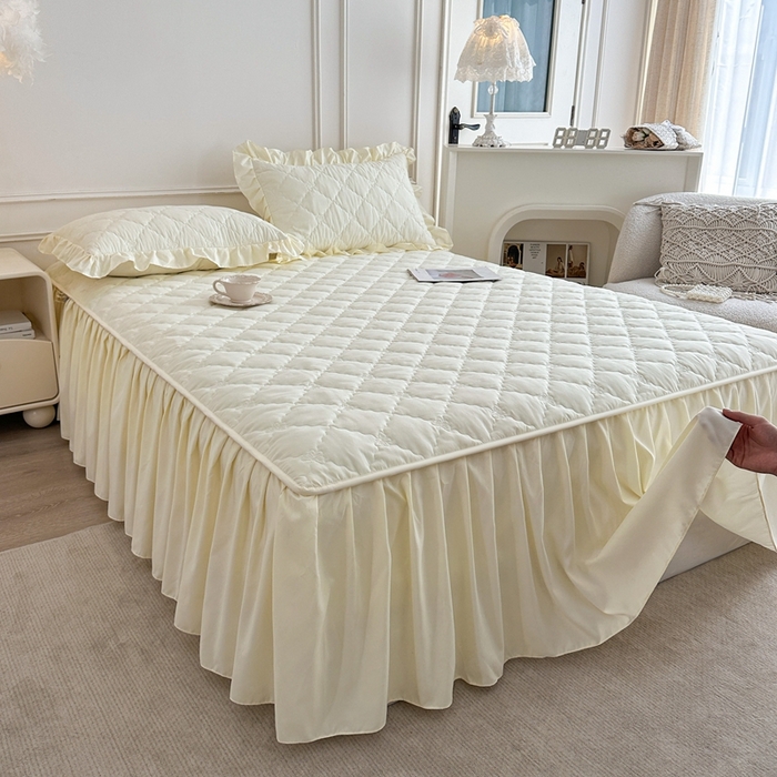 91家纺网 家纺一手货源 找家纺 2025新款蝴蝶飞飞系列 A类亲肤棉夹棉床笠式床裙四件套 米黄