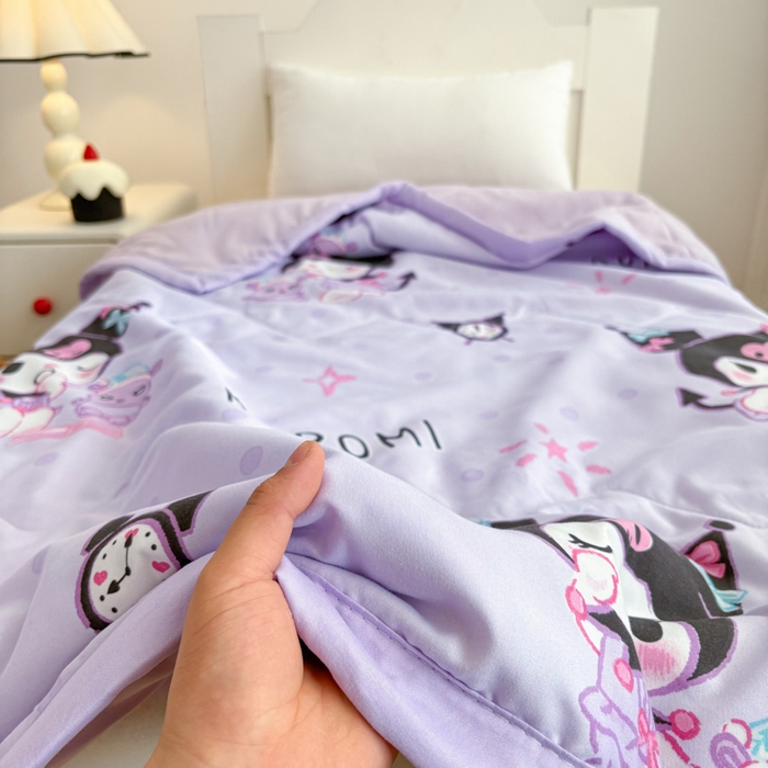 91家纺网 家纺一手货源 找家纺 花满路 2025新款亲肤卡通三丽鸥针织棉夏被 微笑库洛米