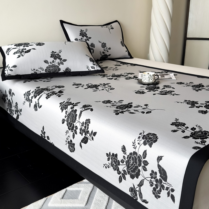 91家纺网 家纺一手货源 找家纺 （总）九花鹿 2025新款A类赫本风PE凉感提花冰丝凉席-平铺款