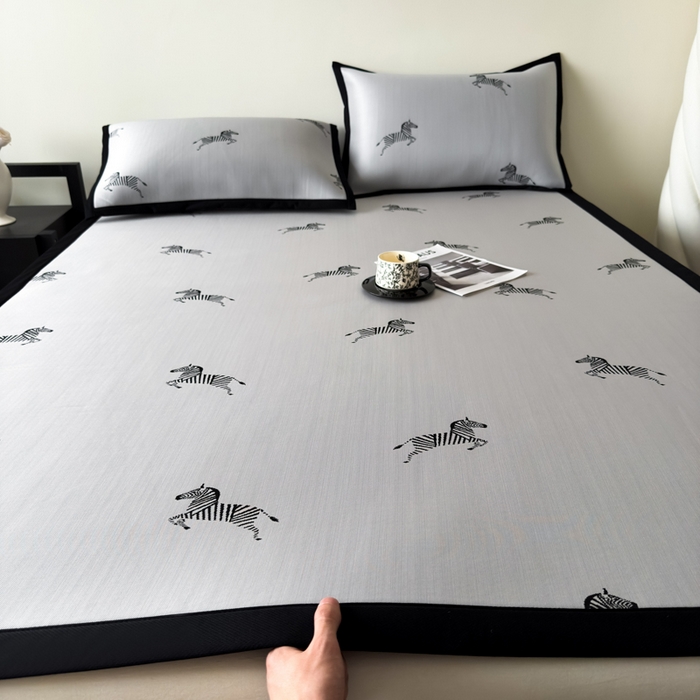 91家纺网 家纺一手货源 找家纺 （总）九花鹿 2025新款A类赫本风PE凉感提花冰丝凉席-平铺款