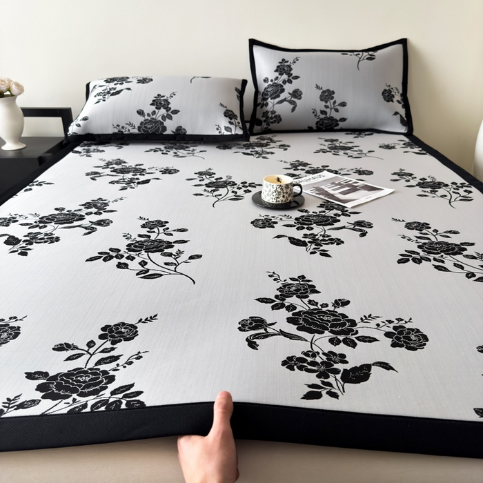 91家纺网 家纺一手货源 找家纺 （总）九花鹿 2025新款A类赫本风PE凉感提花冰丝凉席-平铺款