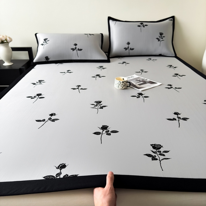 91家纺网 家纺一手货源 找家纺 （总）九花鹿 2025新款A类赫本风PE凉感提花冰丝凉席-平铺款