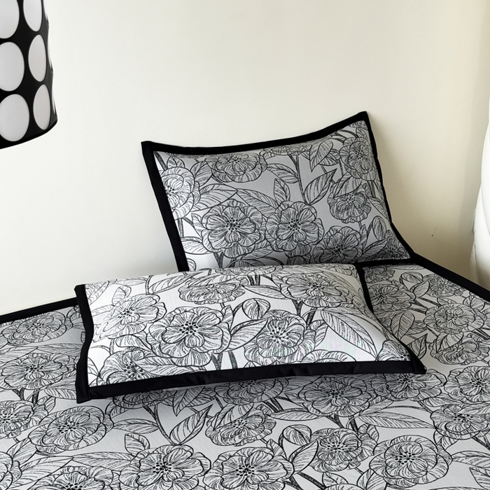 91家纺网 家纺一手货源 找家纺 九花鹿 2025新款A类赫本风PE凉感提花冰丝凉席-平铺款 复古繁花