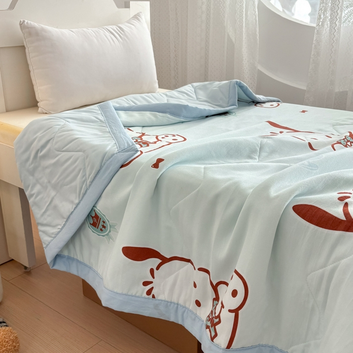 91家纺网 家纺一手货源 找家纺 花满路 2025新款亲肤卡通三丽鸥针织棉夏被 顽皮卡帕狗