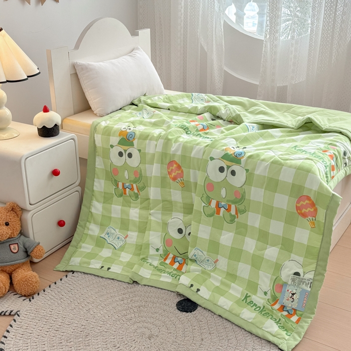 91家纺网 家纺一手货源 找家纺 花满路 2025新款亲肤卡通三丽鸥针织棉夏被 博士大眼蛙