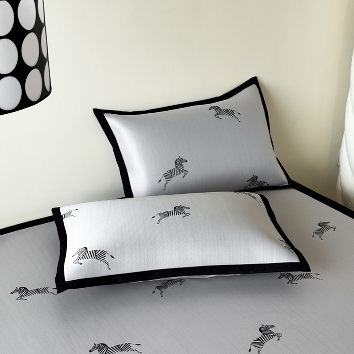 91家纺网 家纺一手货源 找家纺 九花鹿 2025新款A类赫本风PE凉感提花冰丝凉席-平铺款 马德里