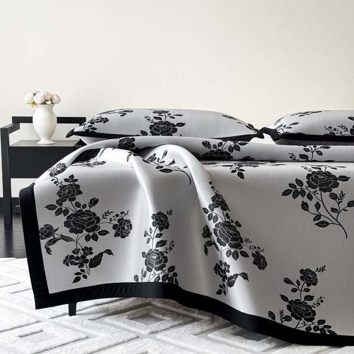 91家纺网 家纺一手货源 找家纺 九花鹿 2025新款A类赫本风PE凉感提花冰丝凉席-平铺款 蔓蔓