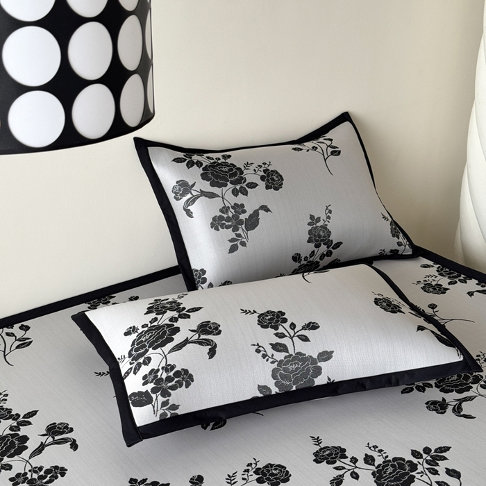 91家纺网 家纺一手货源 找家纺 九花鹿 2025新款A类赫本风PE凉感提花冰丝凉席-平铺款 蔓蔓