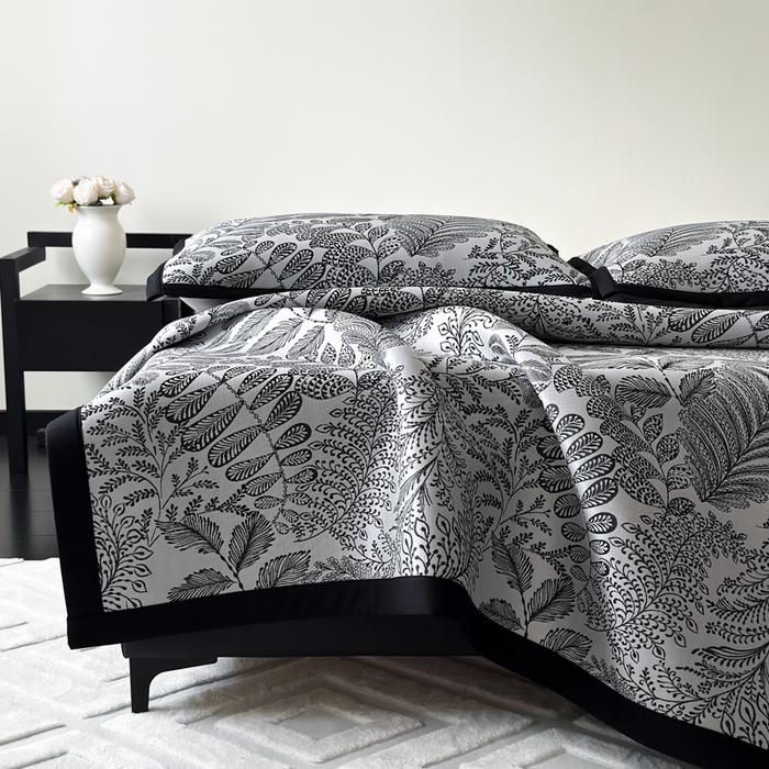 91家纺网 家纺一手货源 找家纺 九花鹿 2025新款A类赫本风PE凉感提花冰丝凉席-平铺款 幽然风情