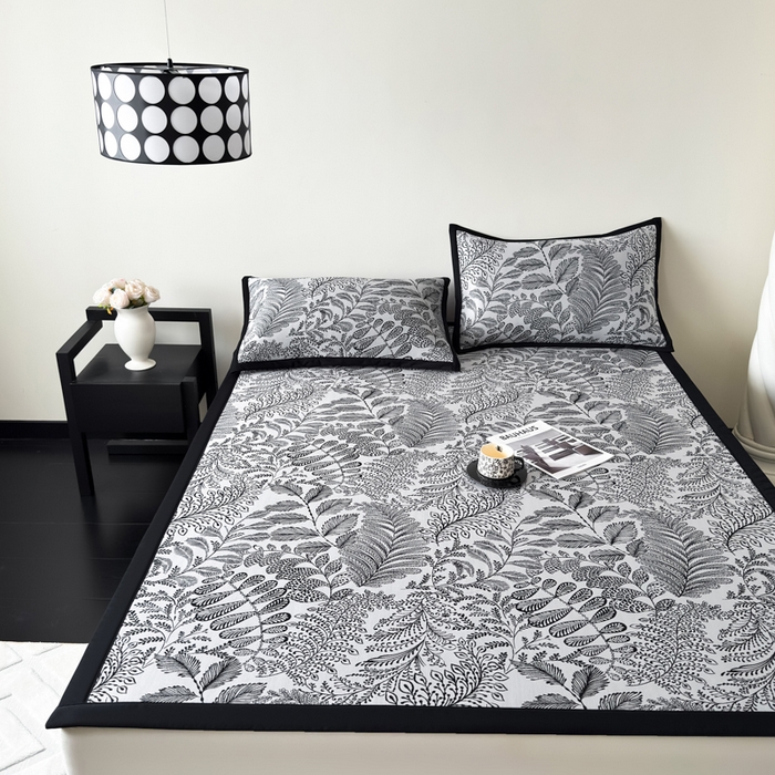 91家纺网 家纺一手货源 找家纺 九花鹿 2025新款A类赫本风PE凉感提花冰丝凉席-平铺款 幽然风情