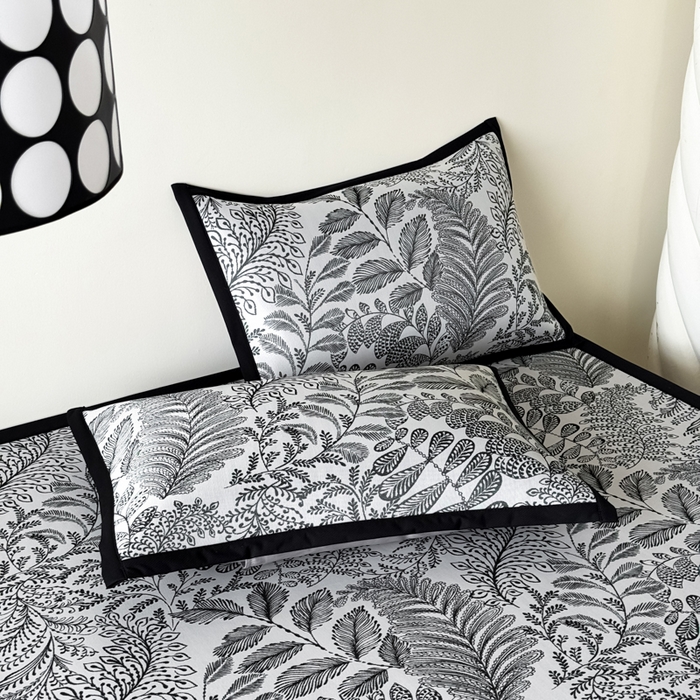 91家纺网 家纺一手货源 找家纺 九花鹿 2025新款A类赫本风PE凉感提花冰丝凉席-平铺款 幽然风情