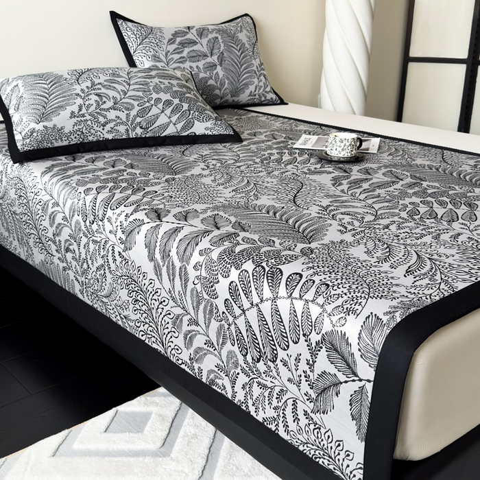 91家纺网 家纺一手货源 找家纺 九花鹿 2025新款A类赫本风PE凉感提花冰丝凉席-平铺款 幽然风情