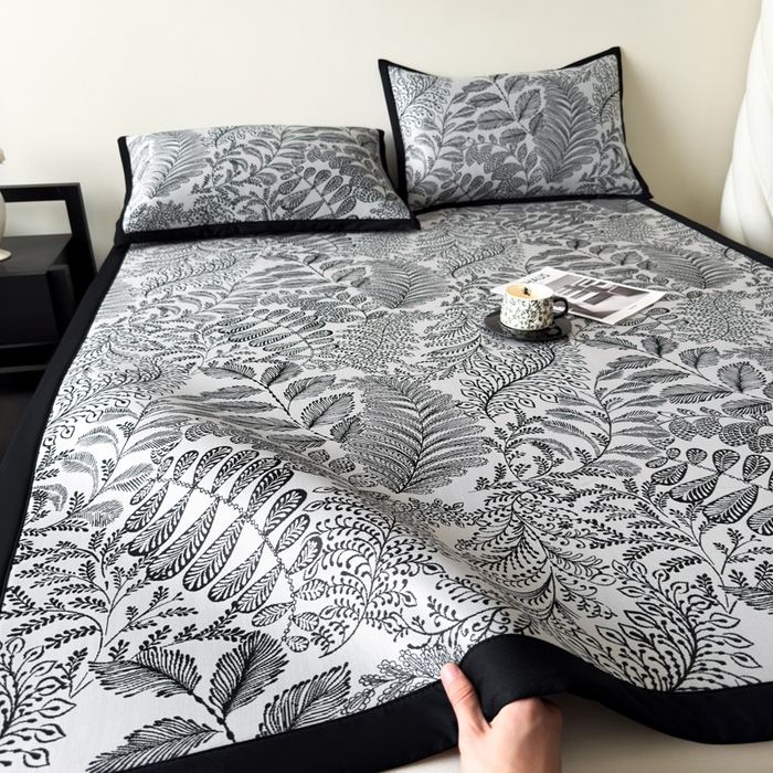 91家纺网 家纺一手货源 找家纺 九花鹿 2025新款A类赫本风PE凉感提花冰丝凉席-平铺款 幽然风情