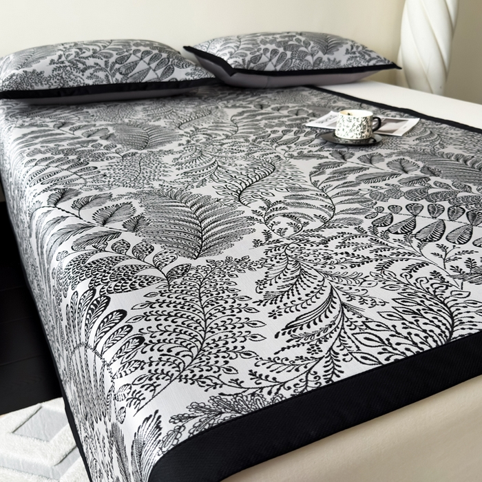 91家纺网 家纺一手货源 找家纺 九花鹿 2025新款A类赫本风PE凉感提花冰丝凉席-平铺款 幽然风情