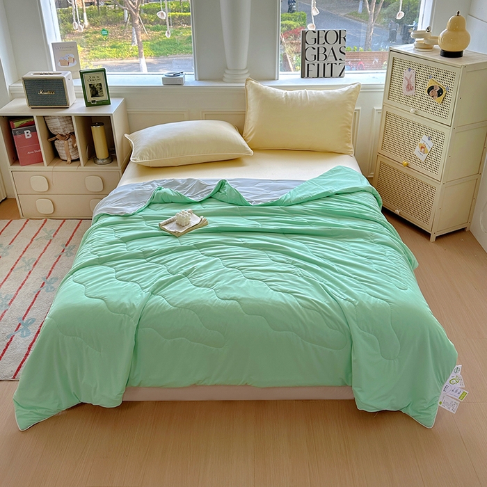 91家纺网 家纺一手货源 找家纺 百寐 2025新款A类160克88%锦纶+12%氨纶锦氨夏被纯色夏凉被空调被 浅绿+灰