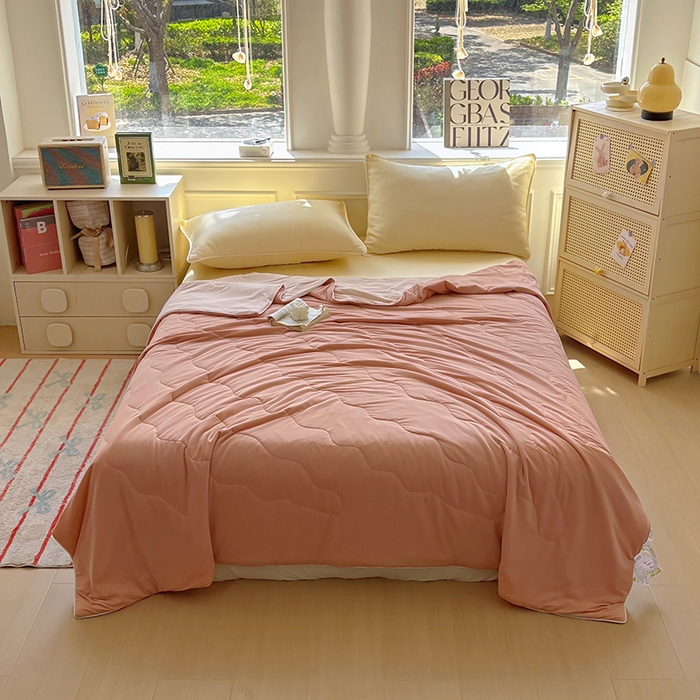 91家纺网 家纺一手货源 找家纺 百寐 2025新款A类160克88%锦纶+12%氨纶锦氨夏被纯色夏凉被空调被 深粉+浅粉