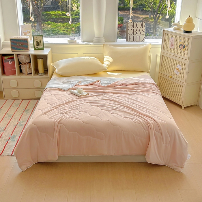 91家纺网 家纺一手货源 找家纺 百寐 2025新款A类160克88%锦纶+12%氨纶锦氨夏被纯色夏凉被空调被 香槟粉+浅灰