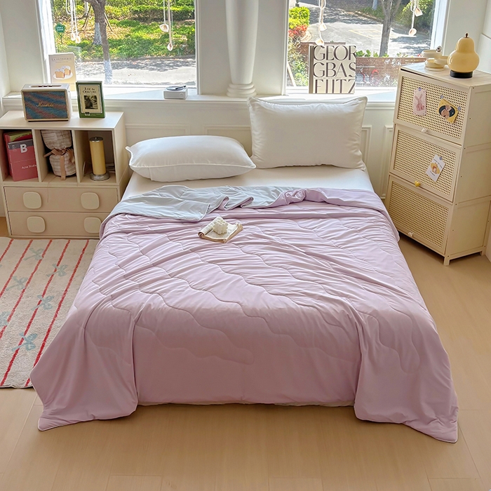 91家纺网 家纺一手货源 找家纺 百寐 2025新款A类160克88%锦纶+12%氨纶锦氨夏被纯色夏凉被空调被 紫+浅灰