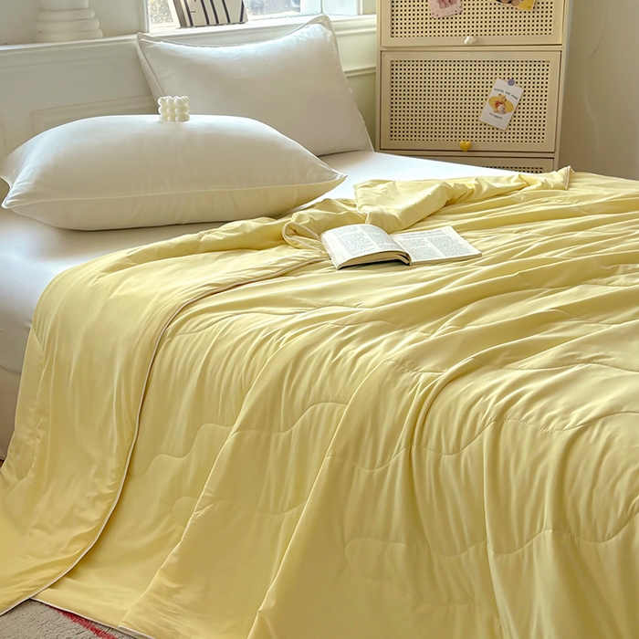 91家纺网 家纺一手货源 找家纺 百寐 2025新款A类160克88%锦纶+12%氨纶锦氨夏被纯色夏凉被空调被 米黄