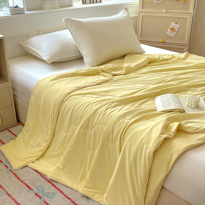 91家纺网 家纺一手货源 找家纺 百寐 2025新款A类160克88%锦纶+12%氨纶锦氨夏被纯色夏凉被空调被 米黄