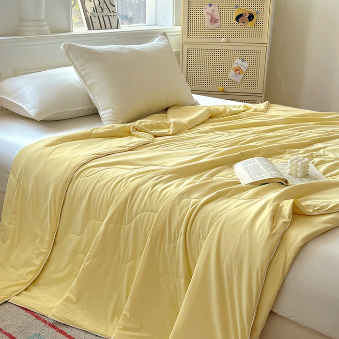 91家纺网 家纺一手货源 找家纺 百寐 2025新款A类160克88%锦纶+12%氨纶锦氨夏被纯色夏凉被空调被 米黄