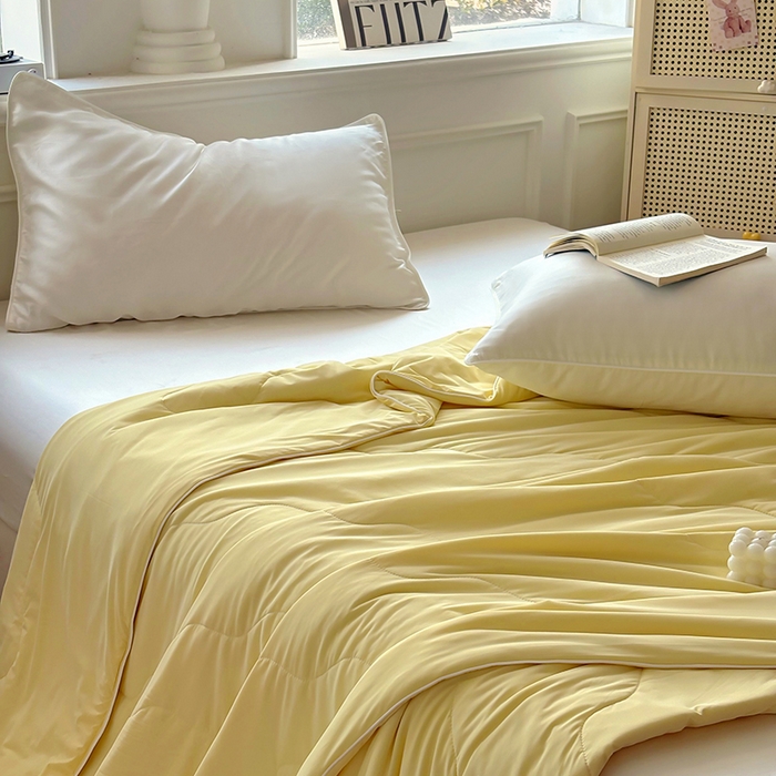 91家纺网 家纺一手货源 找家纺 百寐 2025新款A类160克88%锦纶+12%氨纶锦氨夏被纯色夏凉被空调被 米黄