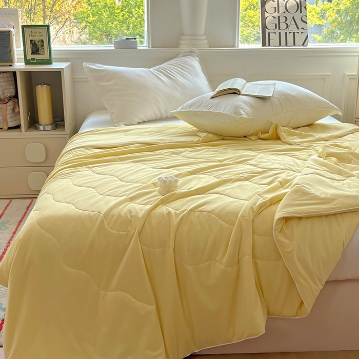 91家纺网 家纺一手货源 找家纺 百寐 2025新款A类160克88%锦纶+12%氨纶锦氨夏被纯色夏凉被空调被 米黄