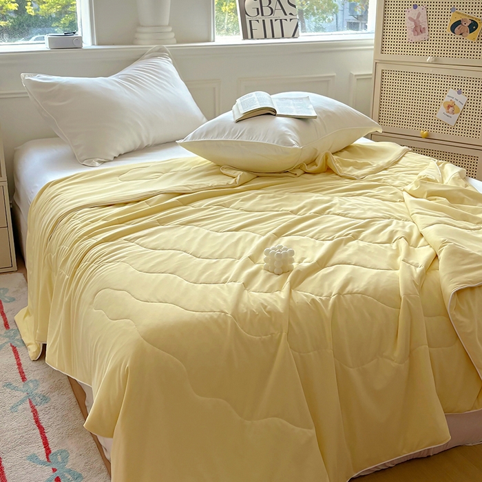 91家纺网 家纺一手货源 找家纺 百寐 2025新款A类160克88%锦纶+12%氨纶锦氨夏被纯色夏凉被空调被 米黄