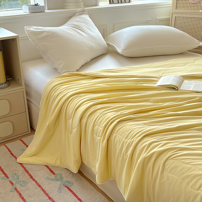 91家纺网 家纺一手货源 找家纺 百寐 2025新款A类160克88%锦纶+12%氨纶锦氨夏被纯色夏凉被空调被 米黄