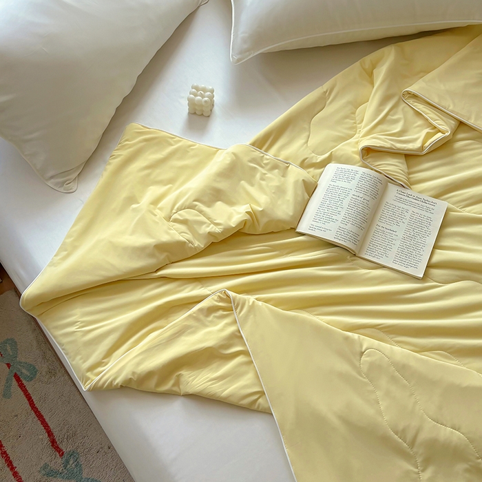 91家纺网 家纺一手货源 找家纺 百寐 2025新款A类160克88%锦纶+12%氨纶锦氨夏被纯色夏凉被空调被 米黄