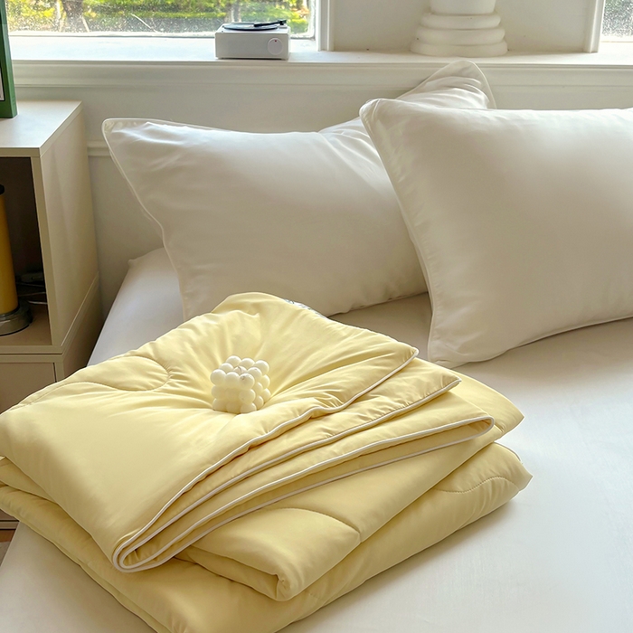 91家纺网 家纺一手货源 找家纺 百寐 2025新款A类160克88%锦纶+12%氨纶锦氨夏被纯色夏凉被空调被 米黄