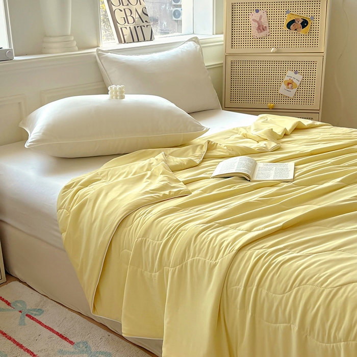 91家纺网 家纺一手货源 找家纺 百寐 2025新款A类160克88%锦纶+12%氨纶锦氨夏被纯色夏凉被空调被 米黄