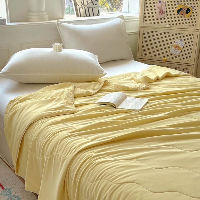 91家纺网 家纺一手货源 找家纺 百寐 2025新款A类160克88%锦纶+12%氨纶锦氨夏被纯色夏凉被空调被 米黄