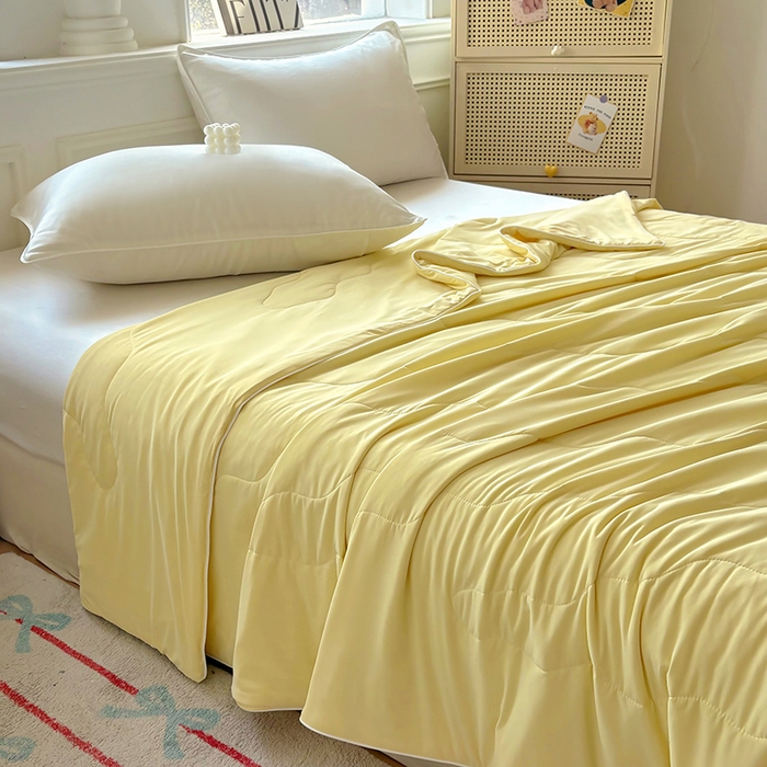 91家纺网 家纺一手货源 找家纺 百寐 2025新款A类160克88%锦纶+12%氨纶锦氨夏被纯色夏凉被空调被 米黄