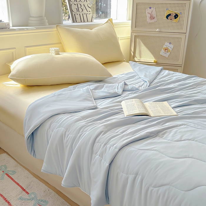 91家纺网 家纺一手货源 找家纺 百寐 2025新款A类160克88%锦纶+12%氨纶锦氨夏被纯色夏凉被空调被 浅蓝