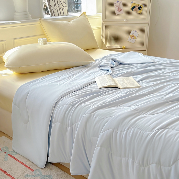 91家纺网 家纺一手货源 找家纺 百寐 2025新款A类160克88%锦纶+12%氨纶锦氨夏被纯色夏凉被空调被 浅蓝